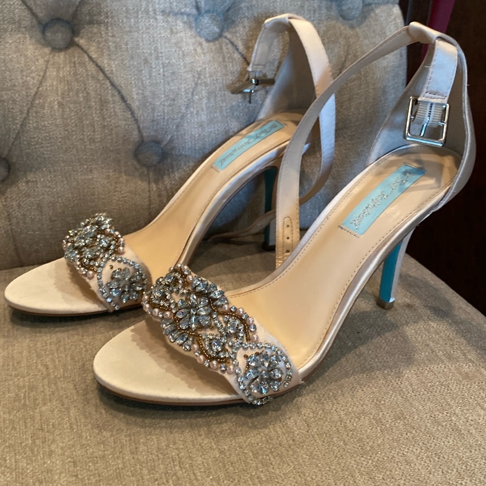 Betsey Johnson womens Sb-gina in Champagne - Wedding shoes